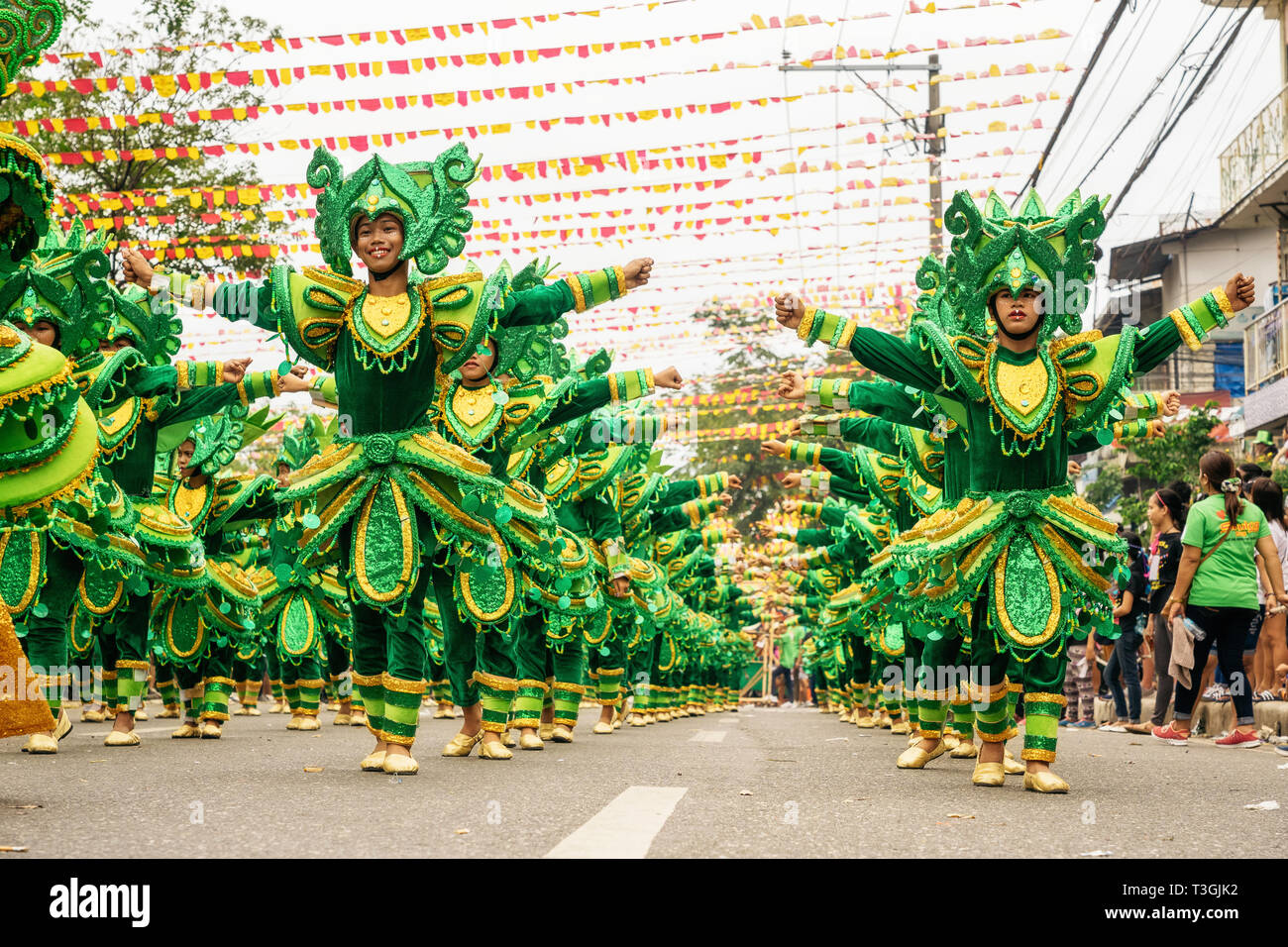 Cebu City, Philippinen - Januar 20, 2019: Straße Tänzer in leuchtend bunte Kostüme beteiligen sich an der Parade am Sinulog Fest. Stockfoto