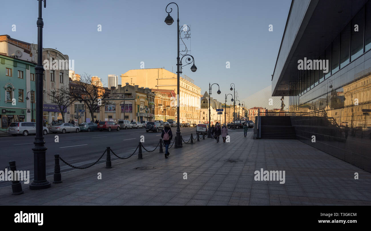 Wladiwostok, Russland - Dezember 1, 2018: Svetlanskaya street view bei Sonnenuntergang. Svetlanskaya Street ist eine wichtige Straße in Wladiwostok. Stockfoto