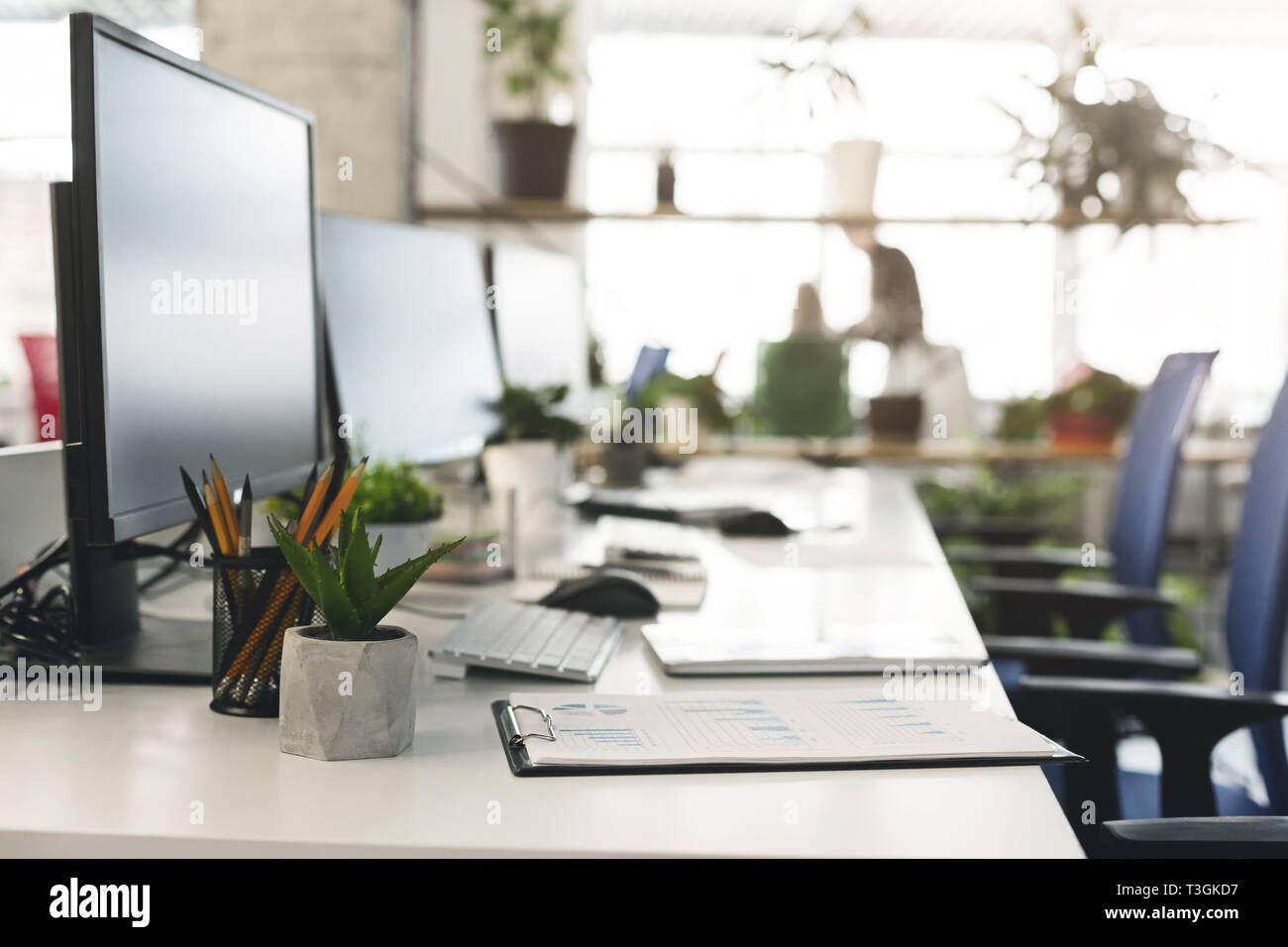 Start Arbeitstag, leeren Büro mit Computer ausgeschaltet Stockfoto