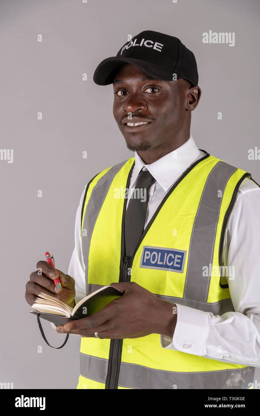 Salisbury, Wiltshire, England, UK. April 2019. Ein Britischer Polizist trägt eine Kappe und reflektierende Uniformjacke Notizen. Stockfoto