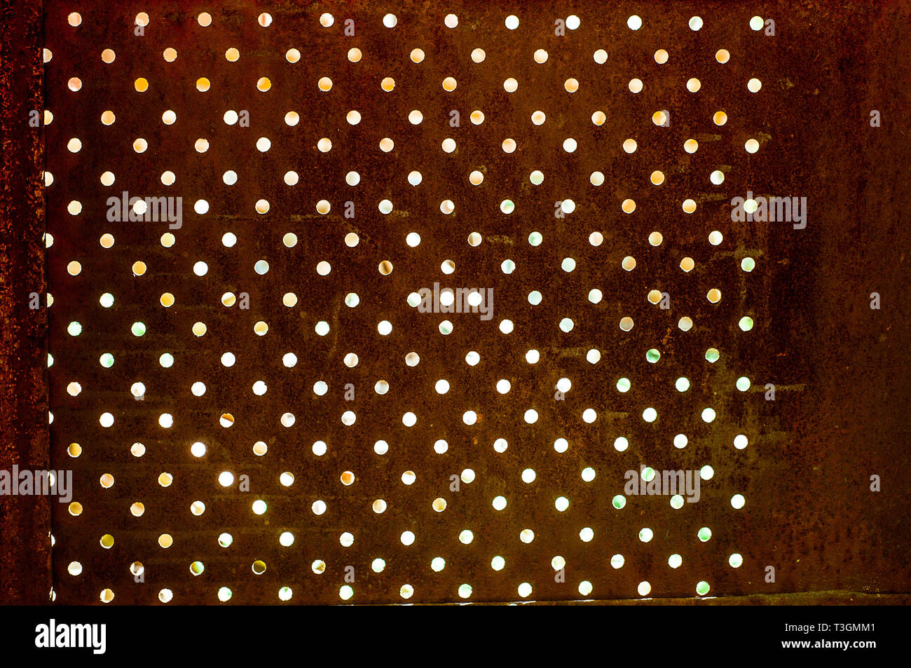 Textur des Perforierten vor rostiges Eisenblech Licht. Oberfläche der industriellen Mesh. Stockfoto