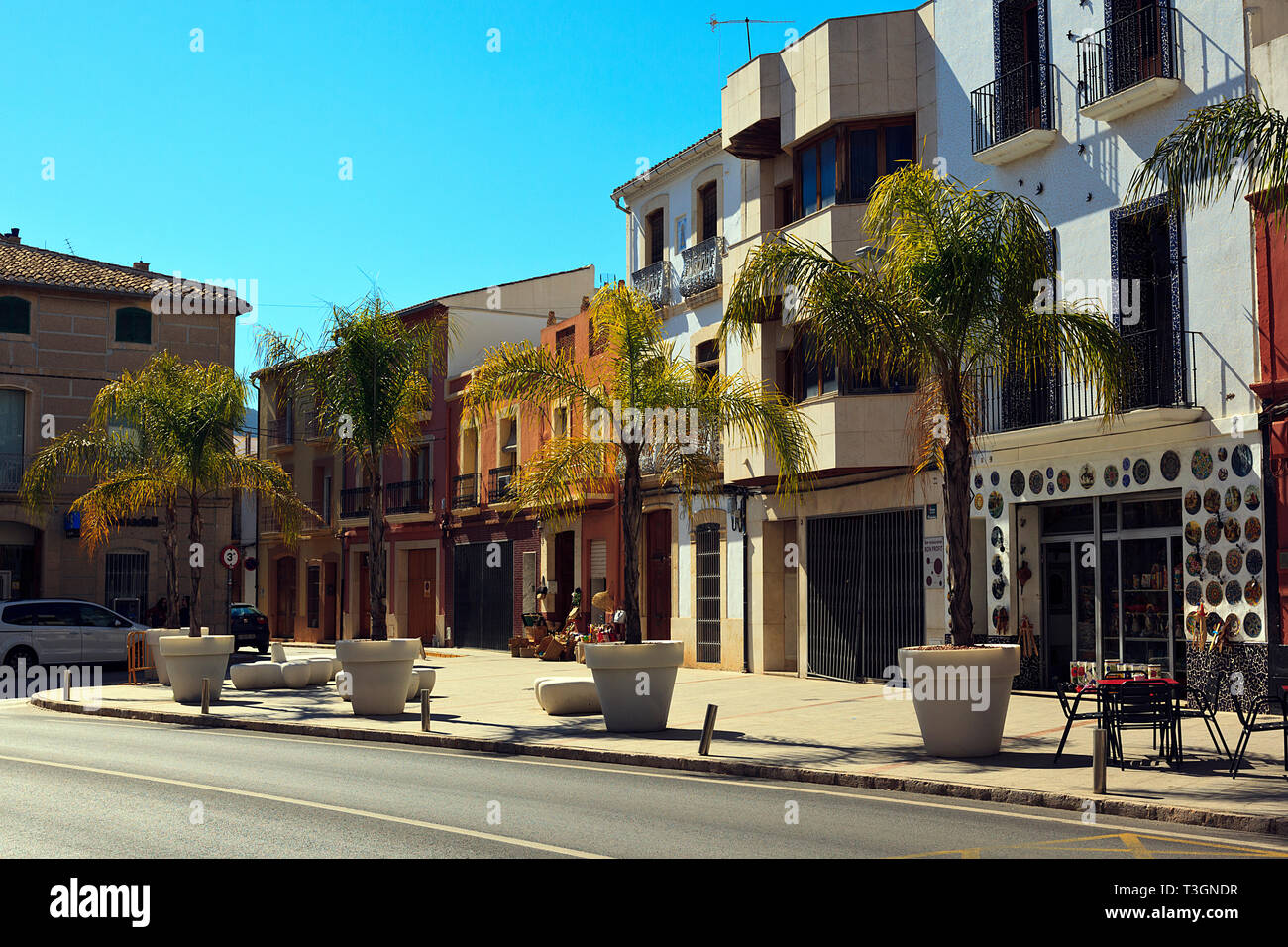 Parade der Geschäfte/kommerzielle Eigenschaften in Gata de Schluchten in der Provinz Alicante, Spanien Stockfoto