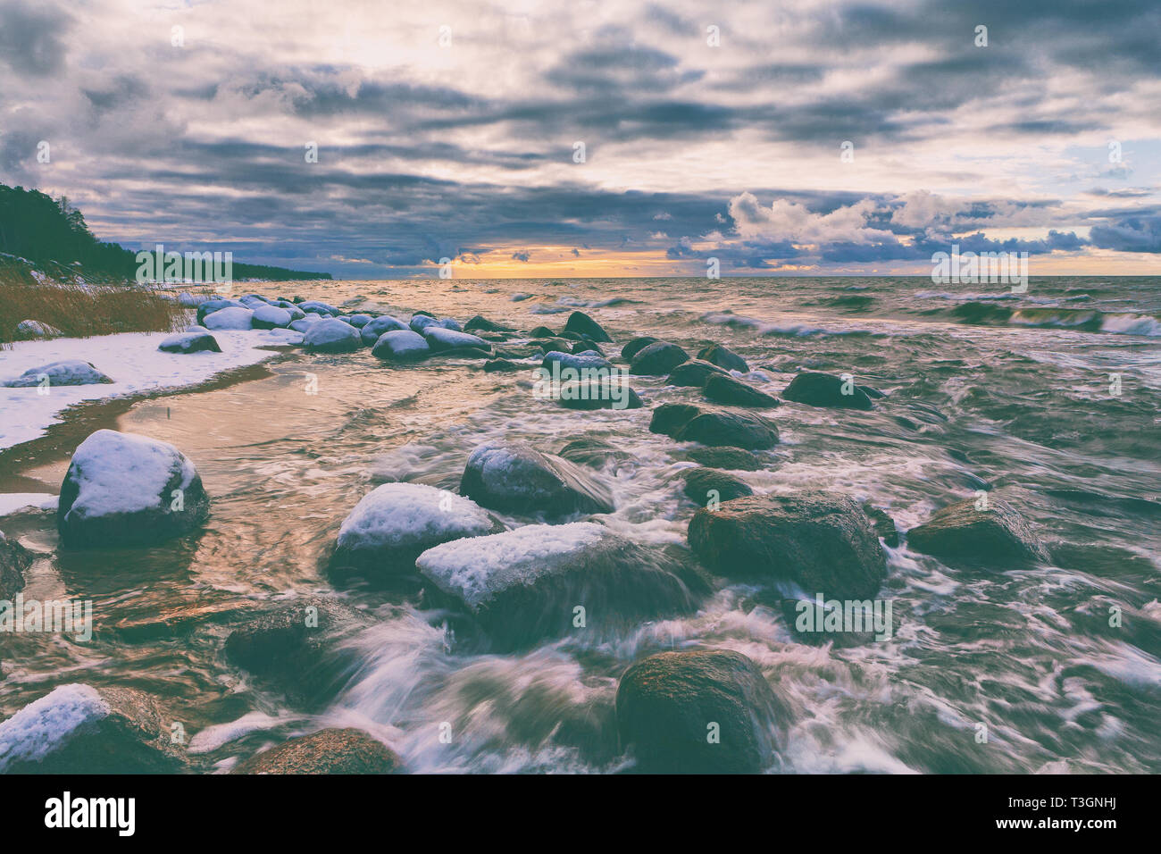 Steine unter dem Schnee an der Ostsee im Winter Stockfoto