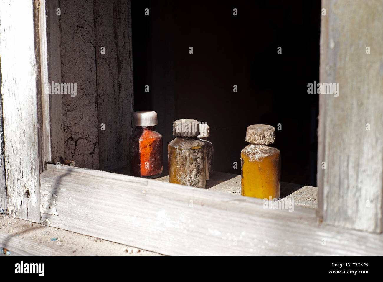 Flaschen von Medizin in das Fenster von einem alten Arzt im Dorf Zalissia, innerhalb der Sperrzone von Tschernobyl Stockfoto