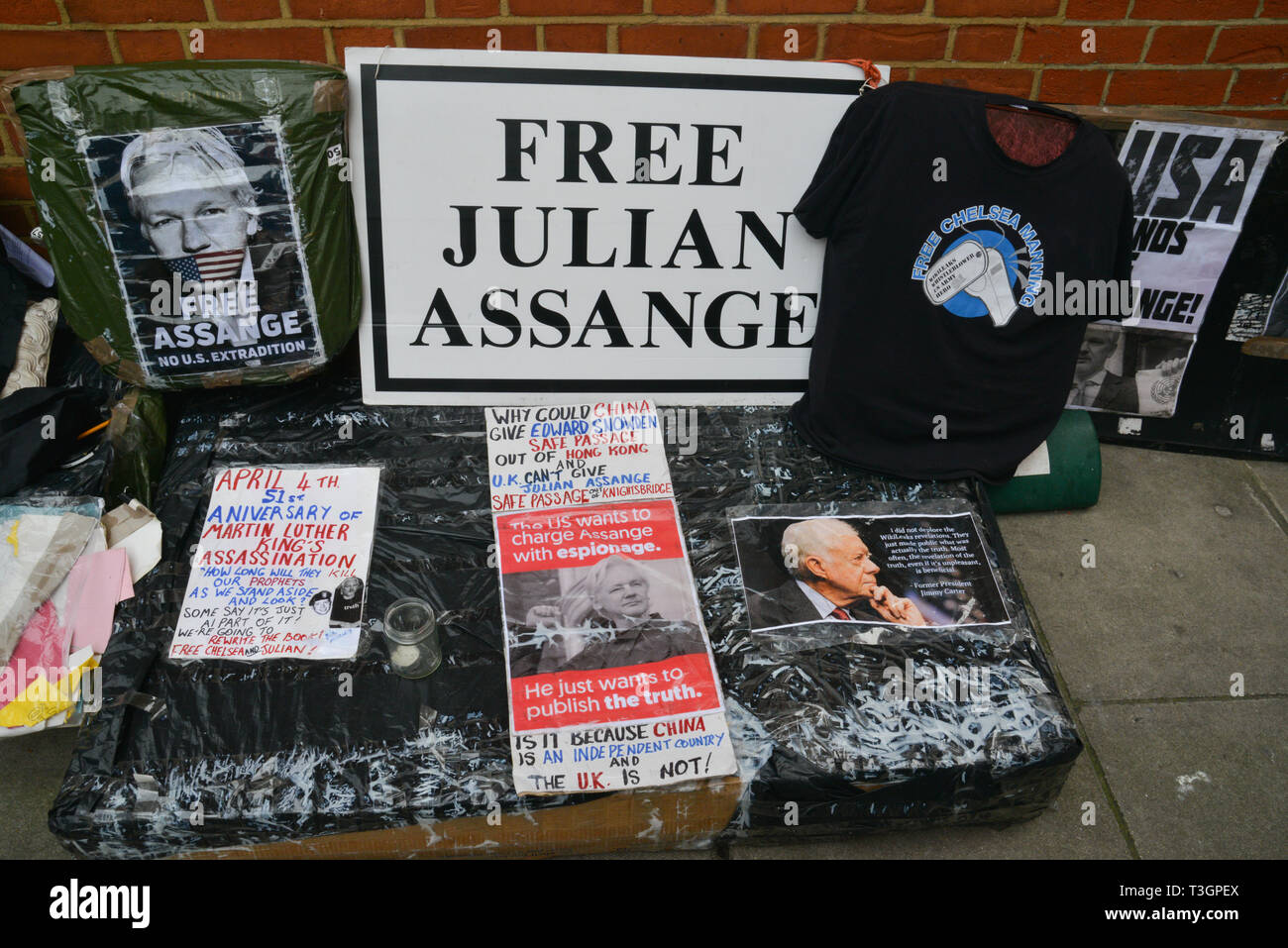 Julian Assange Unterstützer und Aktivisten, die sich gegenüber der Botschaft von Ecuador, London. Stockfoto