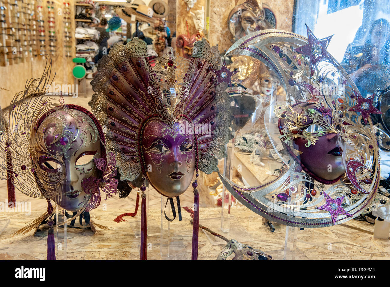 Venezianischen Karneval Maske. Street Shopping. Berühmte Souvenir. Italienischen Markt. Italien, Venedig. Stockfoto