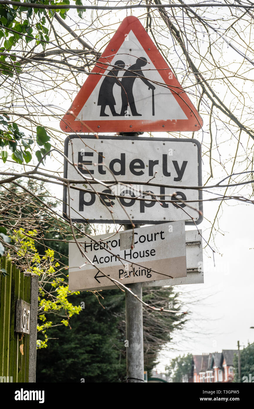 Ältere Menschen im Straßenverkehr Zeichen, England, Großbritannien Stockfoto