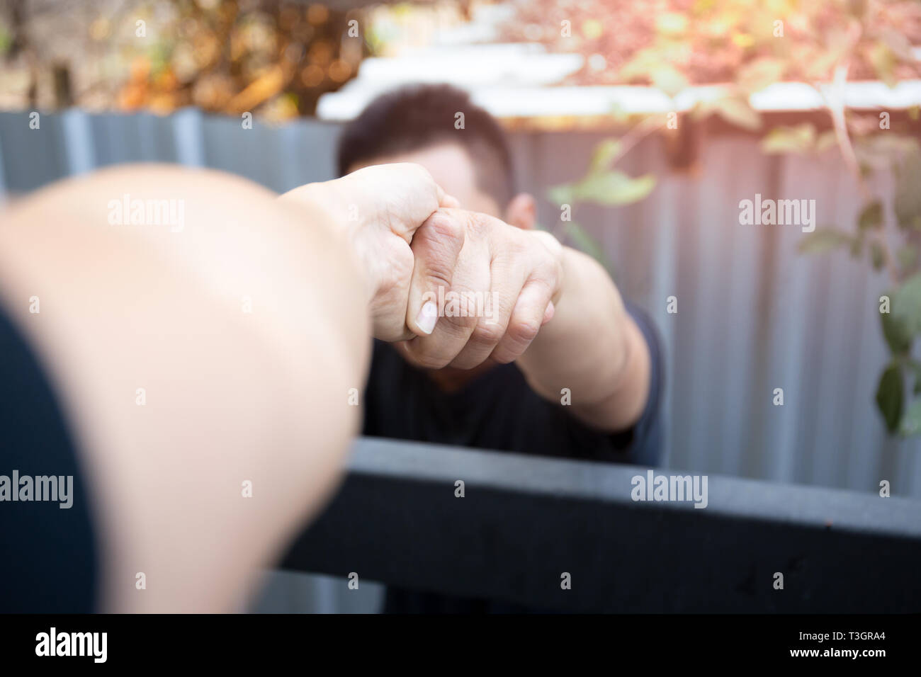 Hilfe Konzept Hände greifen, sich gegenseitig zu helfen. Stockfoto