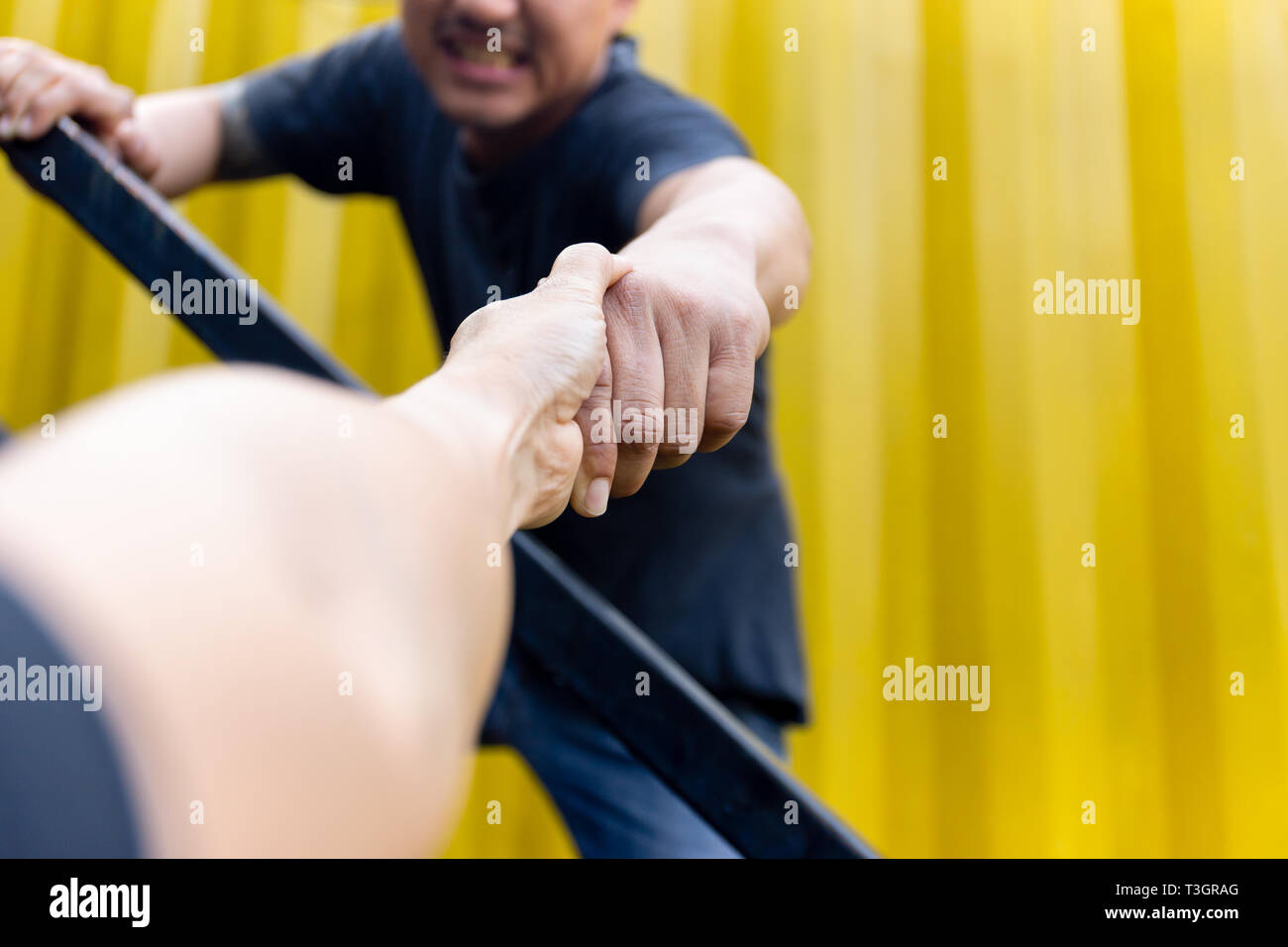 Hilfe Konzept Hände greifen, sich gegenseitig zu helfen. Stockfoto