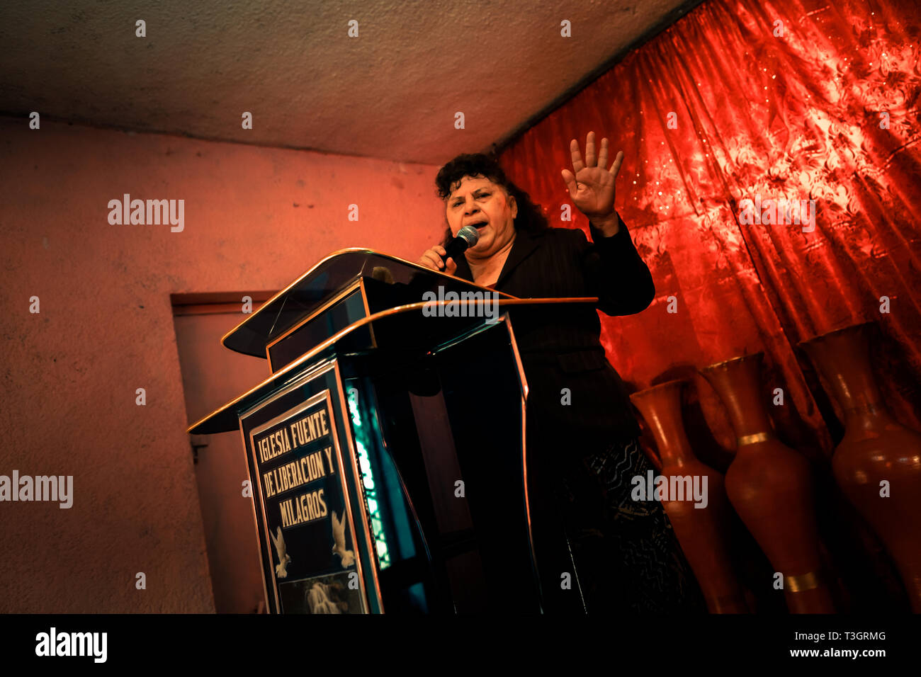 Ein christlicher Nachfolger, Pastor einer lokalen religiösen Kult, Predigt für Anhänger während der religiösen Ritual in einer Kirche in San Salvador, El Salvador. Stockfoto