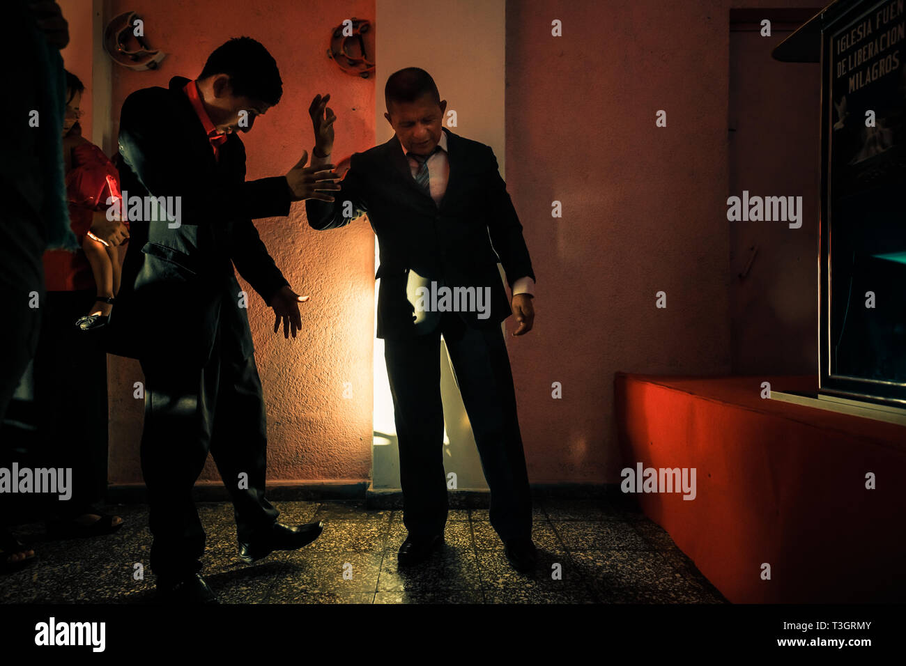 Christlichen Anhänger, Mitglieder einer lokalen religiösen Kult, führen Sie eine rituelle Gebet in einer Kirche in San Salvador, El Salvador. Stockfoto