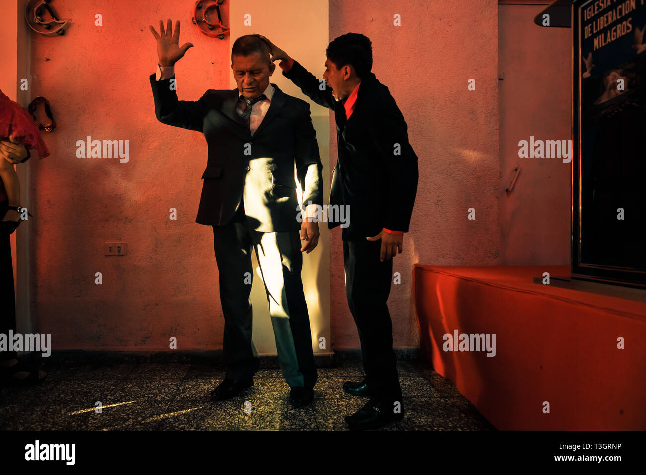 Christlichen Anhänger, Mitglieder einer lokalen religiösen Kult, führen Sie ein Ritual der Ausweisung des Dämon in einem Haus Kirche in San Salvador, El Salvador. Stockfoto