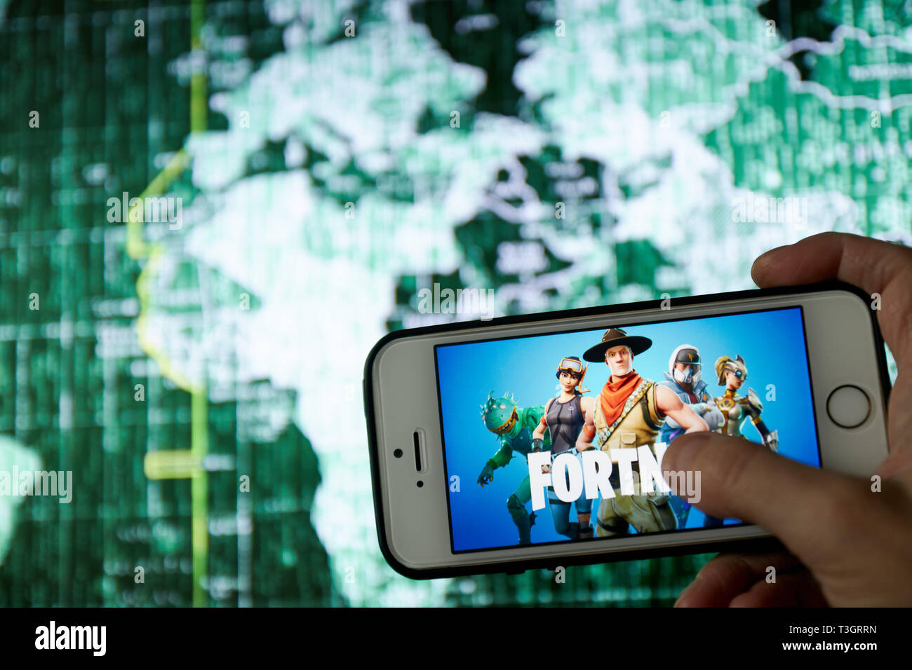 San Francisco, CA USA - April 2019: Hand mit einem Telefon mit einem Fortnite spiel Logo hautnah. Stockfoto