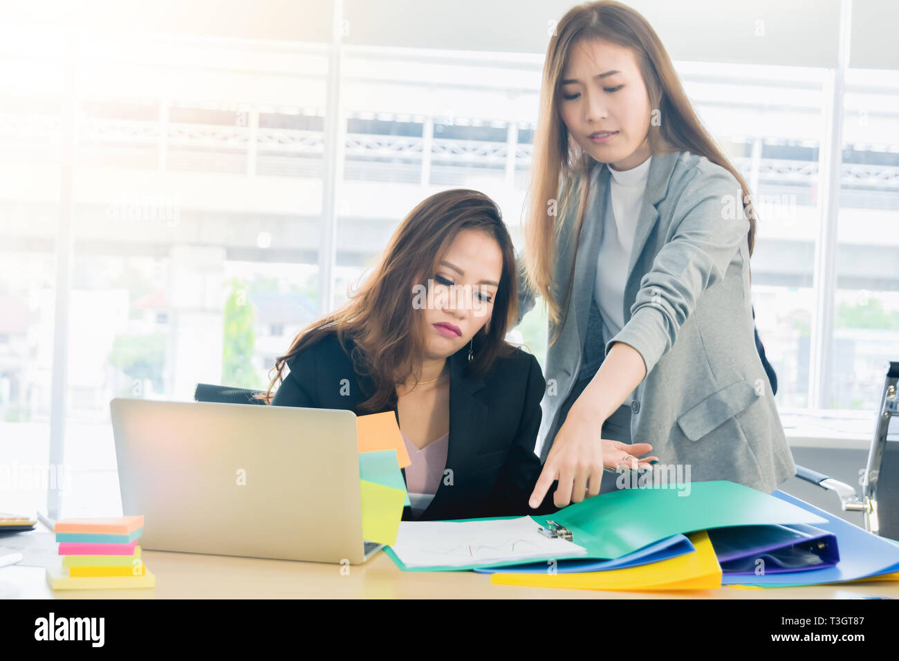 Asian Business Managerin geben, um einen Auftrag zu Sekretärin in einem modernen Büro Business Stockfoto