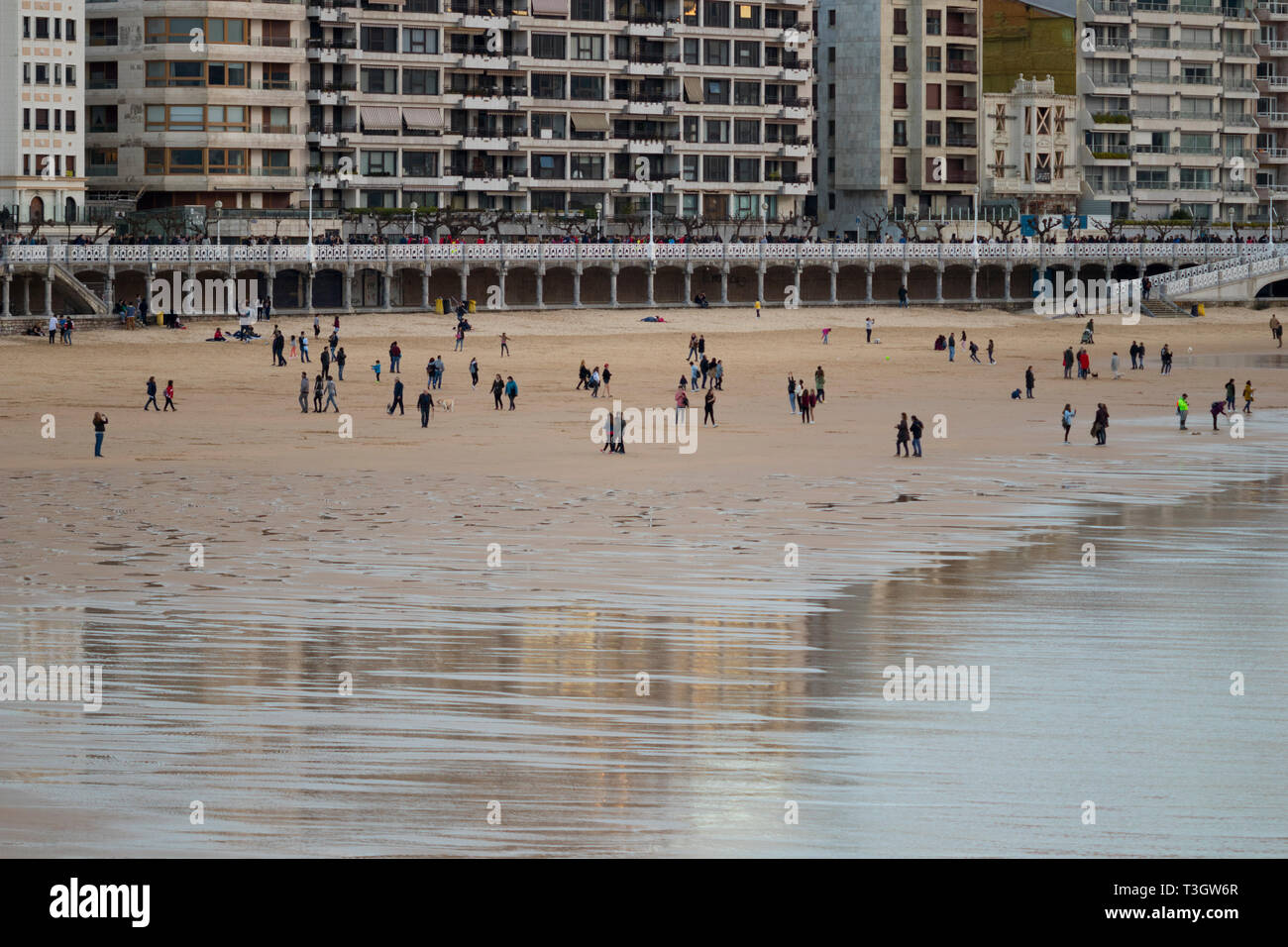 Die Menschen genießen einen Tag in La Concha Strand in Donostia (Guipúzcoa, Spanien). Stockfoto