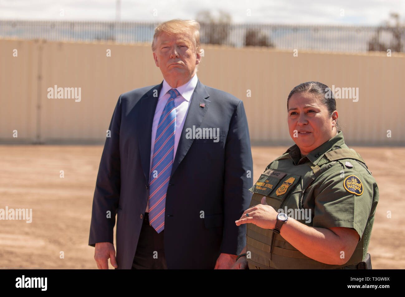 Us-Präsident Donald Trump hört auf CBP-Agent Gloria Chavez, rechts, bei einem Besuch in Calexico, Kalifornien an der Grenze patrouillieren Calexico Station April 5, 2019. Trump besuchte den Abschnitt der Wand bei Calexico, war Teil eines Projekts unter Präsident Obama gestartet. Stockfoto