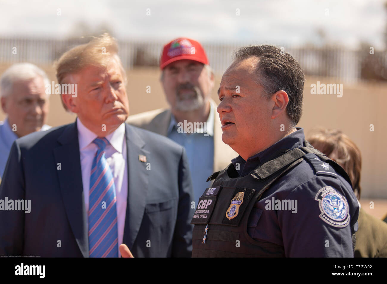 Us-Präsident Donald Trump hört auf CBP-Feld Regisseur Pete Flores, rechts, bei einem Besuch in Calexico, Kalifornien an der Grenze patrouillieren Calexico Station April 5, 2019. Trump besuchte den Abschnitt der Wand bei Calexico, war Teil eines Projekts unter Präsident Obama gestartet. Stockfoto