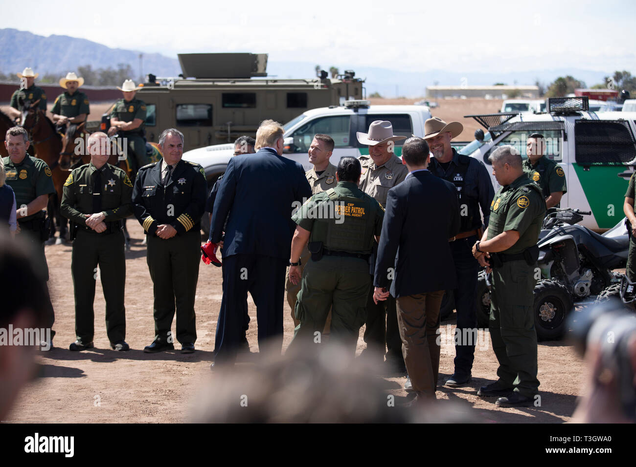 Us-Präsident Donald Trump schüttelt Hände mit CBP-Agenten und Beamten während eines Besuchs in Calexico, Kalifornien an der Grenze patrouillieren Calexico Station April 5, 2019. Trump besuchte den Abschnitt der Wand bei Calexico, war Teil eines Projekts unter Präsident Obama gestartet. Stockfoto