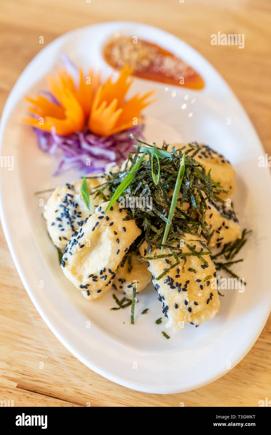 Frittierte Bio tofu Richtfest mit organischen schwarzer Sesam Algen und Lauch. Thai chinesische Organic Street Essen und Küche. Stockfoto