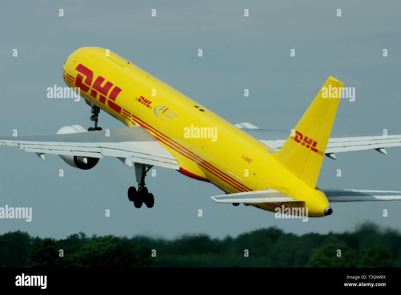 DHL Air Boeing 757 G-BMRD Frachtflugzeug startet auf einer Flugschau. Boeing 757-200. Gelbes Schema mit F1 Official Logistics Stockfoto