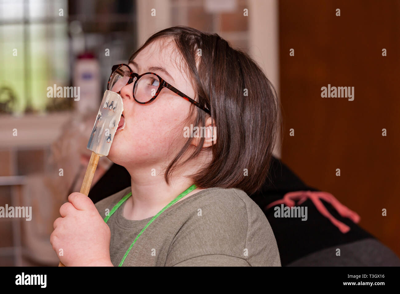 Junges Mädchen mit Down-syndrom lernen Life Skills mit ihrer Großmutter in der Küche. Stockfoto