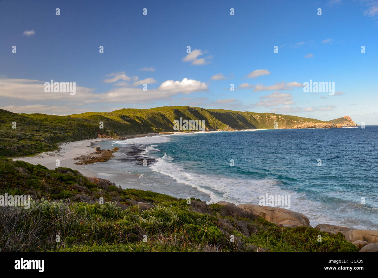 Weißer Sand und türkisfarbenes Wasser bringt viele Touristen in West Beach in Esperance, Western Australia, Australien. Stockfoto