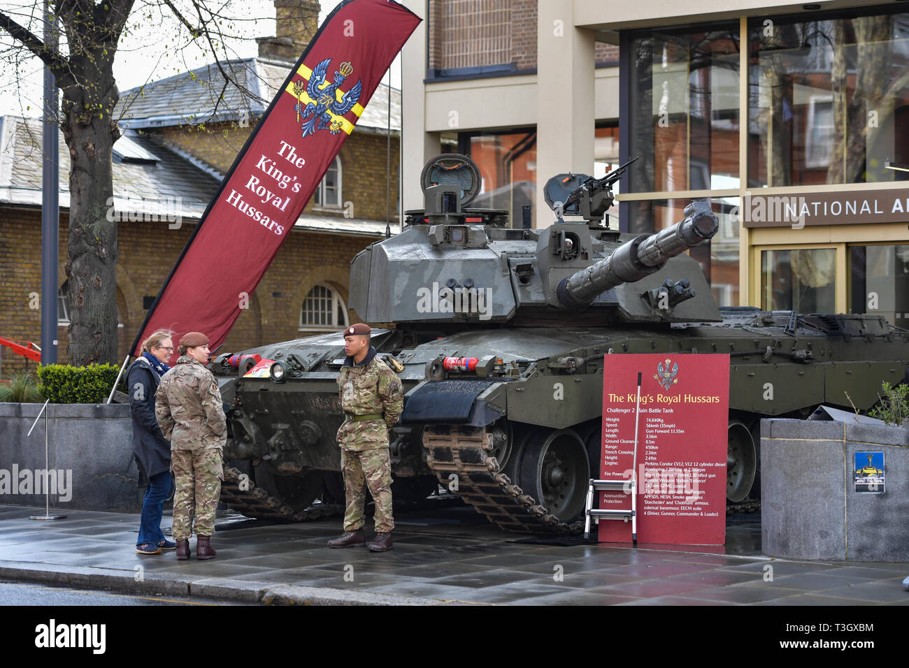 Soldaten aus des Königs Royal Husaren Anzeige ein Challenger 2 Tank außerhalb des National Army Museum im Royal Hospital Road, Chelsea, London. Stockfoto