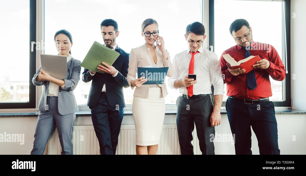 Vielfalt team von Geschäftsleuten, die im Büro Stockfoto