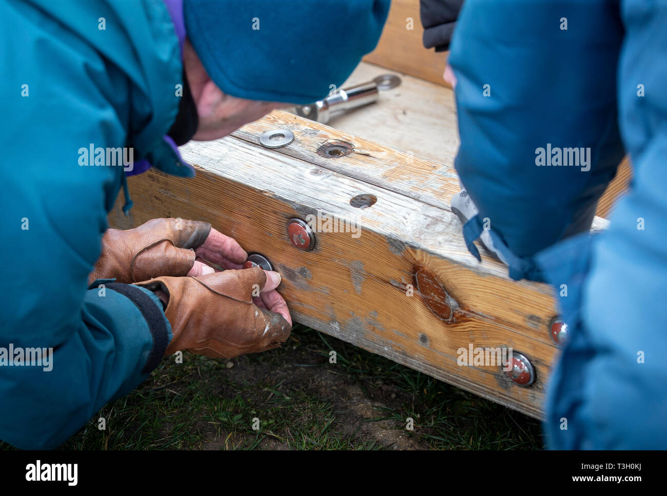 Über 50 Leute, installieren Sie einen 36 Meter hohen Kreuz vor Ostern auf Überraschung Anzeigen im oberen Bereich Otley Chevin in Yorkshire. Stockfoto