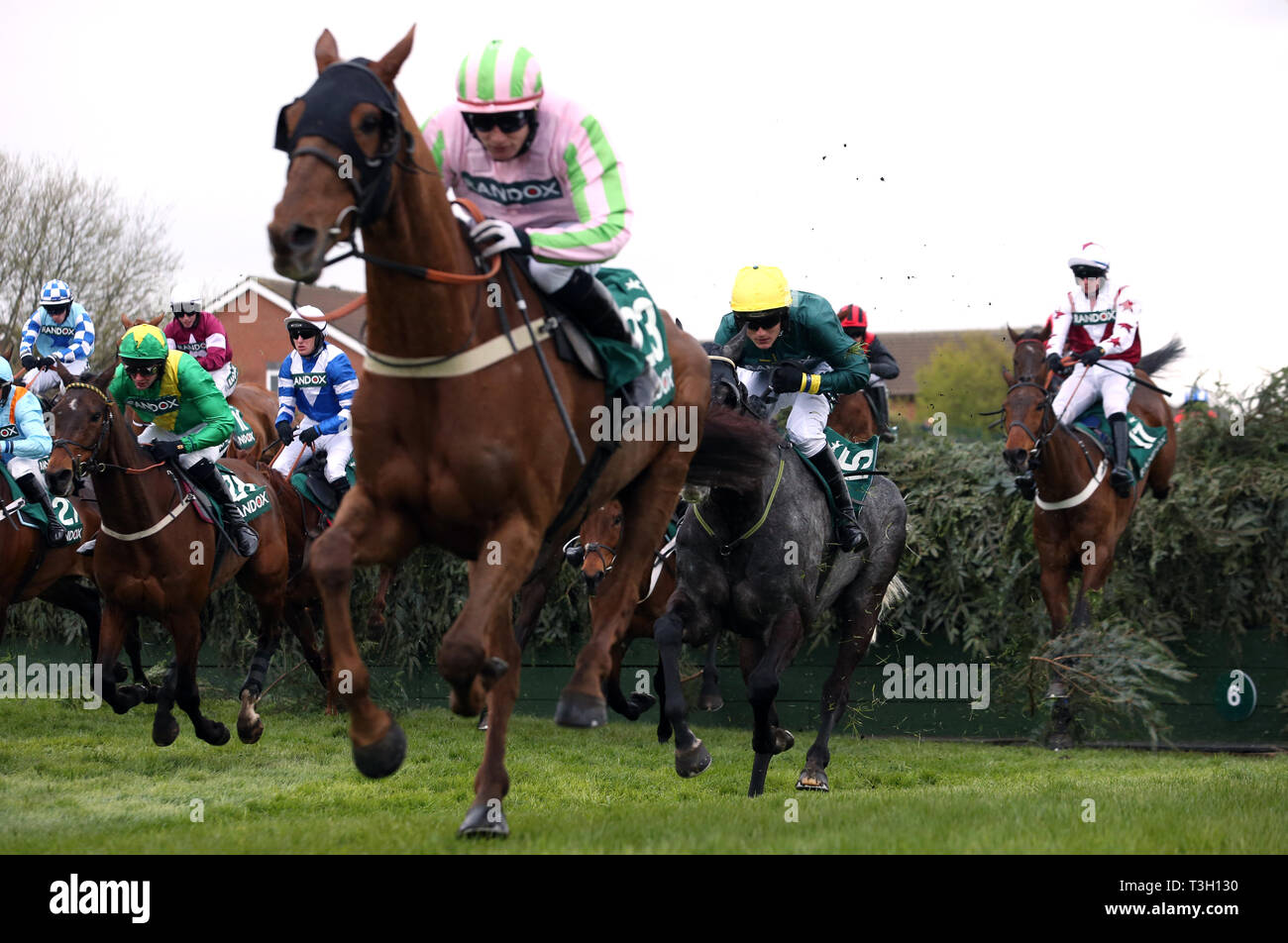 Fliegende Engel geritten von Tom Bellamy (Zweiter von rechts) in der Randox Gesundheit Topham Handicap Chase während Damen Tag des 2019 Randox Gesundheit Grand National in Aintree Racecourse. Stockfoto