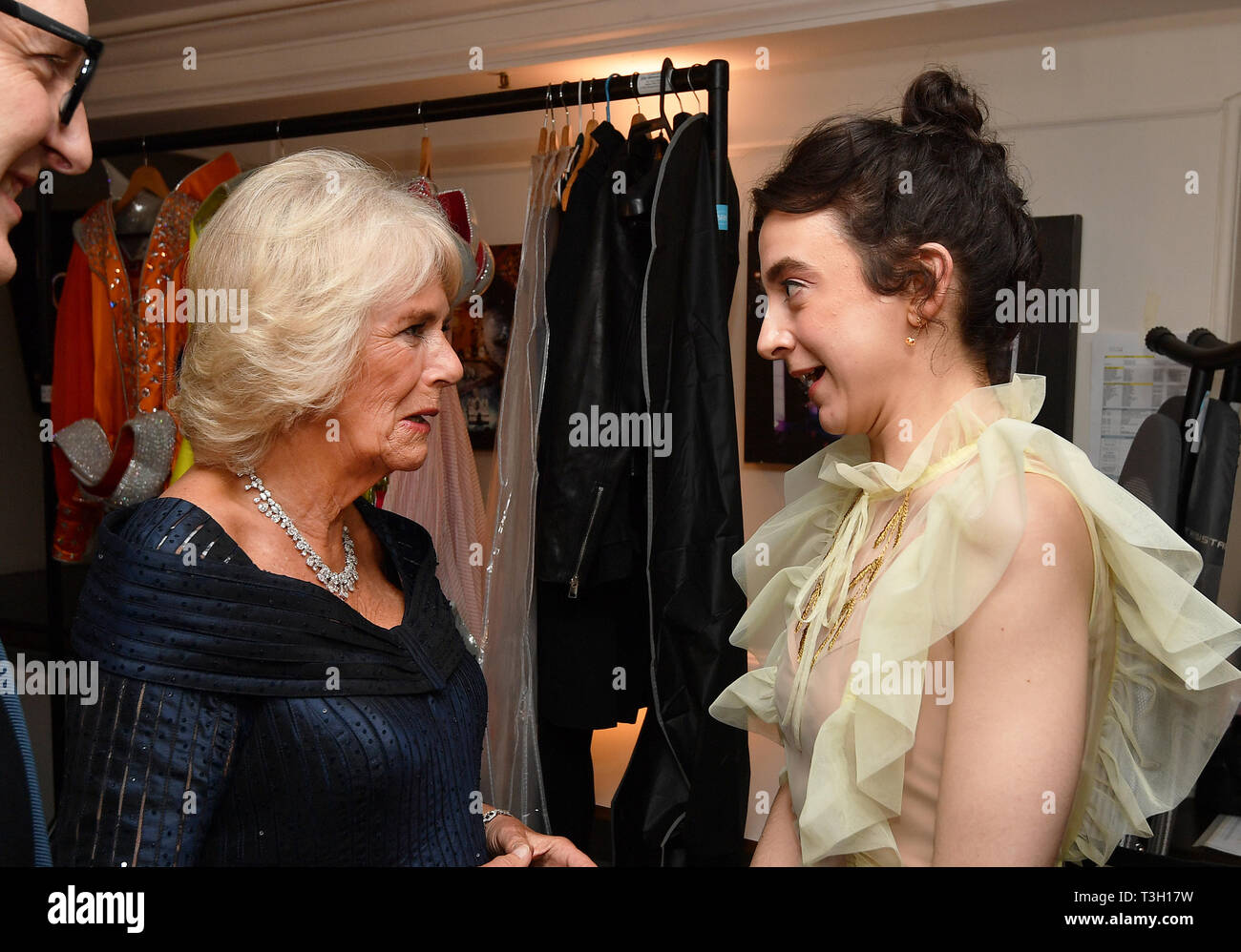 Die Herzogin von Cornwall spricht mit Patsy Ferran, Sieger der beste Schauspielerin ausgezeichnet, nach dem Besuch der Olivier Awards in der Royal Albert Hall in London. Stockfoto