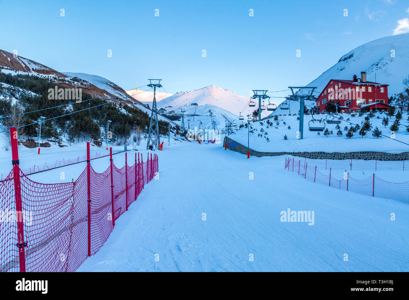 Bei Palandoken Ski Center, Erzurum, Türkei - März 30, 2019: Skilifte und paladoken Skigebiet am ejder Hügel in Palandoken Berg, Erzurum, Türkei Stockfoto