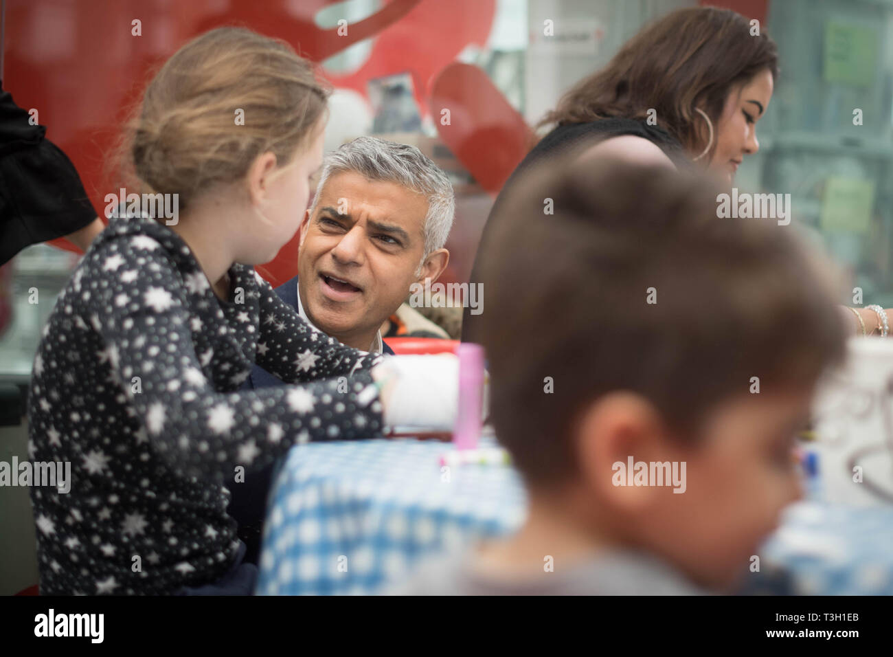 Bürgermeister von London Sadiq Khan bei Evelina Londoner Kinder Hospital, South London, als er startet die weltweit erste Ultra Low Emission Zone giftige Luft zu bekämpfen. Stockfoto