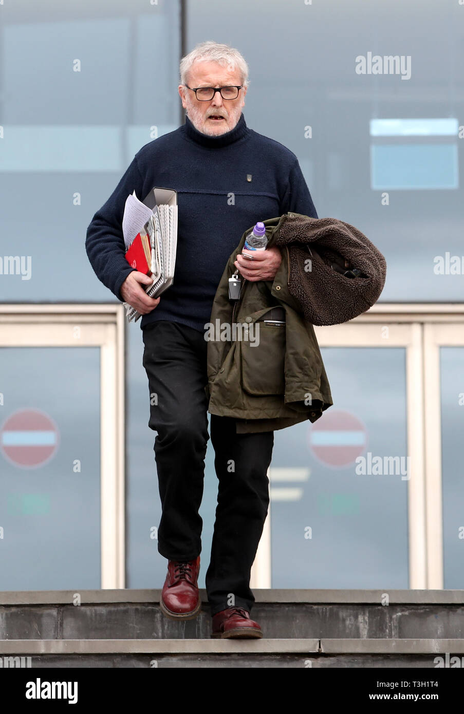 Ian O'Beute, deren Sohn Mark getötet wurde, verlässt nach der ersten Sitzung des tödlichen Unfall Untersuchung Clutha helicopter Crash, 10 leben am Hampden Park, Glasgow behauptete. Stockfoto