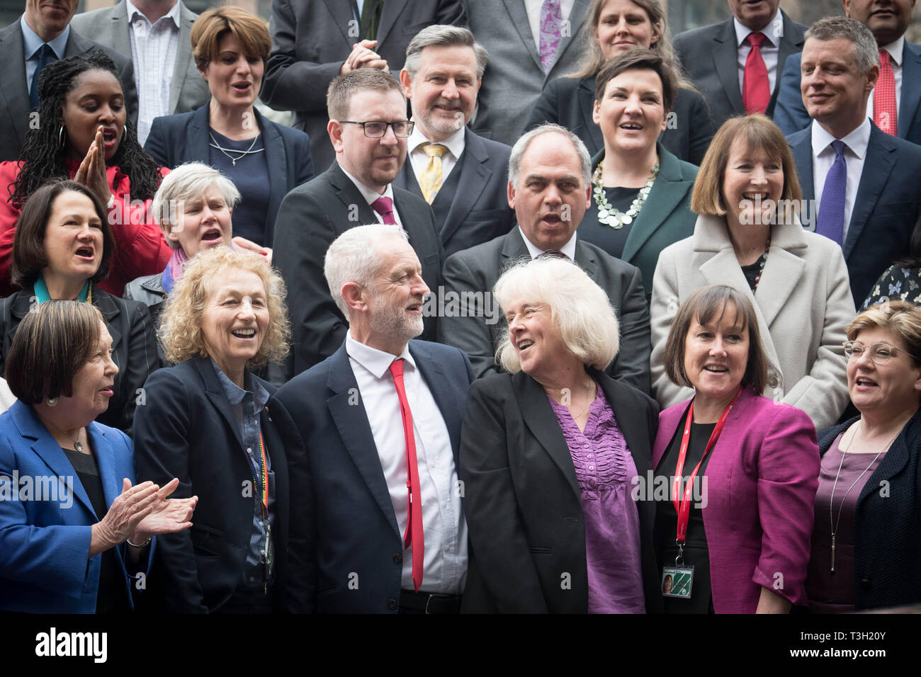 Labour-führer Jeremy Corbyn und anderen Labour-abgeordneten begrüßen die neu gewählten MP für Newport West, Ruth Jones (rechts), zu den Häusern des Parlaments heute in London. Stockfoto