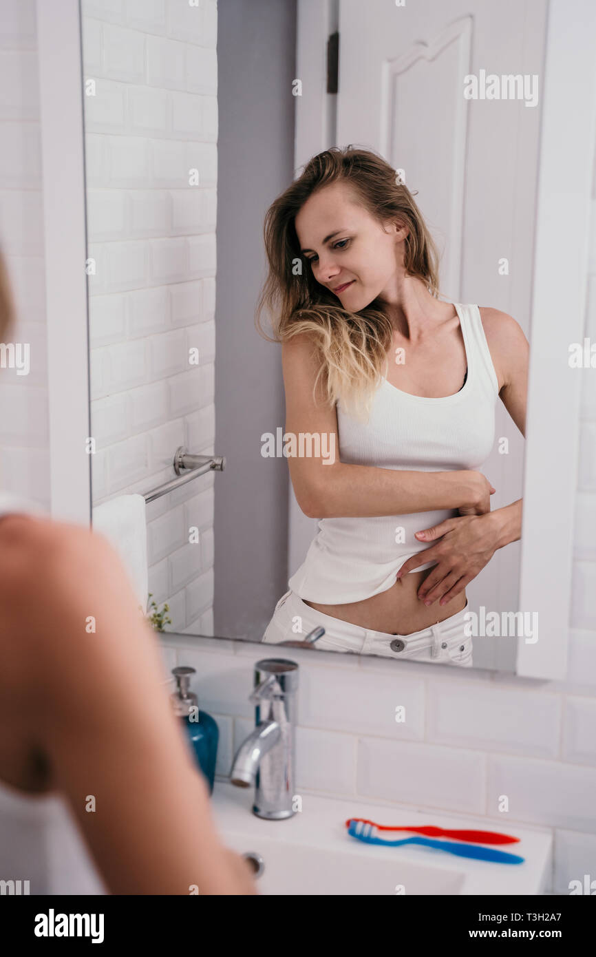 Schöne Mädchen, Lächeln, wenn Blicke auf ihr Spiegelbild im Spiegel  Stockfotografie - Alamy