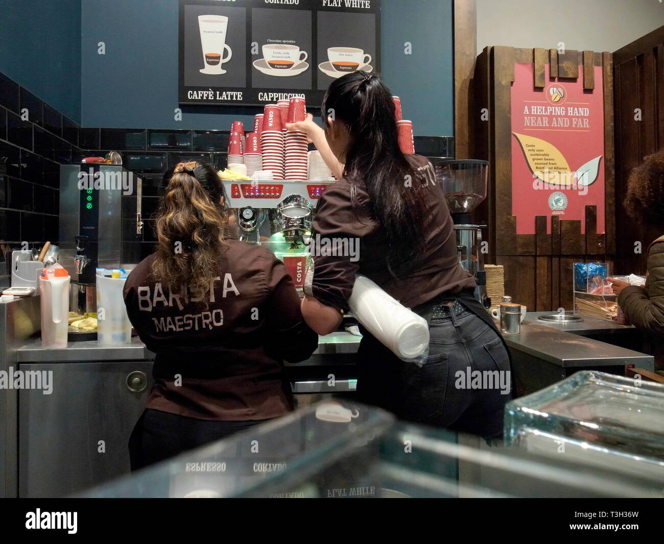 AJAXNETPHOTO. 2018. GATWICK, England. - Kaffeemaschine - BARISTAS VORBEREITUNG/AUFTRÄGE FÜR KUNDEN IN EINEM FLUGHAFEN CAFE. Foto: Jonathan Eastland/AJAX REF: GR 180706 8313 Stockfoto