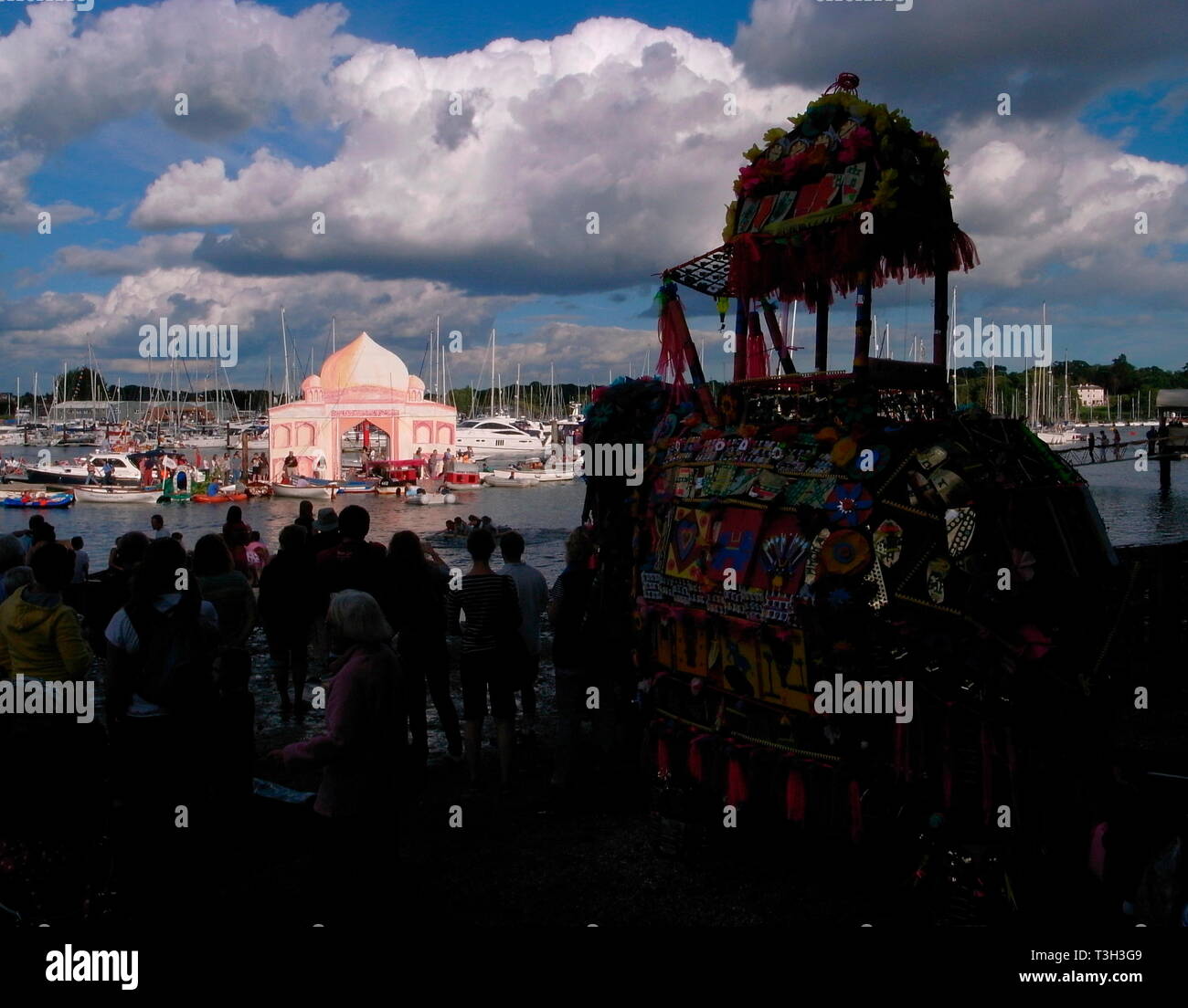 AJAXNETPHOTO. AUGUST 2010. BURSLEDON, ENGLAND. - INDIAN CARNIVAL THEMA - RIVERSIDE SZENE AUF DEM ELEFANT BOATYARD ALS DIE REGATTA BEGINNT. FOTO: JONATHAN EASTLAND/AJAX REF: GRX0310 2311 Stockfoto