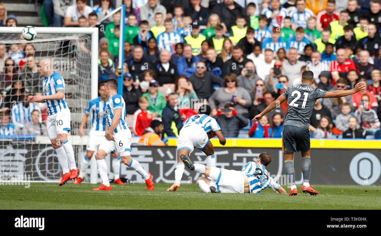 Von Leicester City Youri Tielemans Kerben erste Ziel seiner Seite des Spiels während der Premier League Match am John Smith's Stadion, Huddersfield. Stockfoto