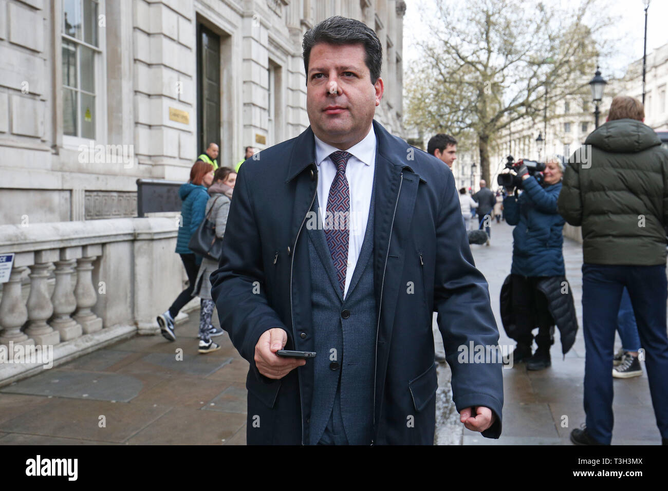 Chief Minister von Gibraltar, Fabian Picardo, verlässt das Cabinet Office in Westminster, wo Mitglieder der Regierung und der Partei der Arbeit halten Brexit spricht. Stockfoto