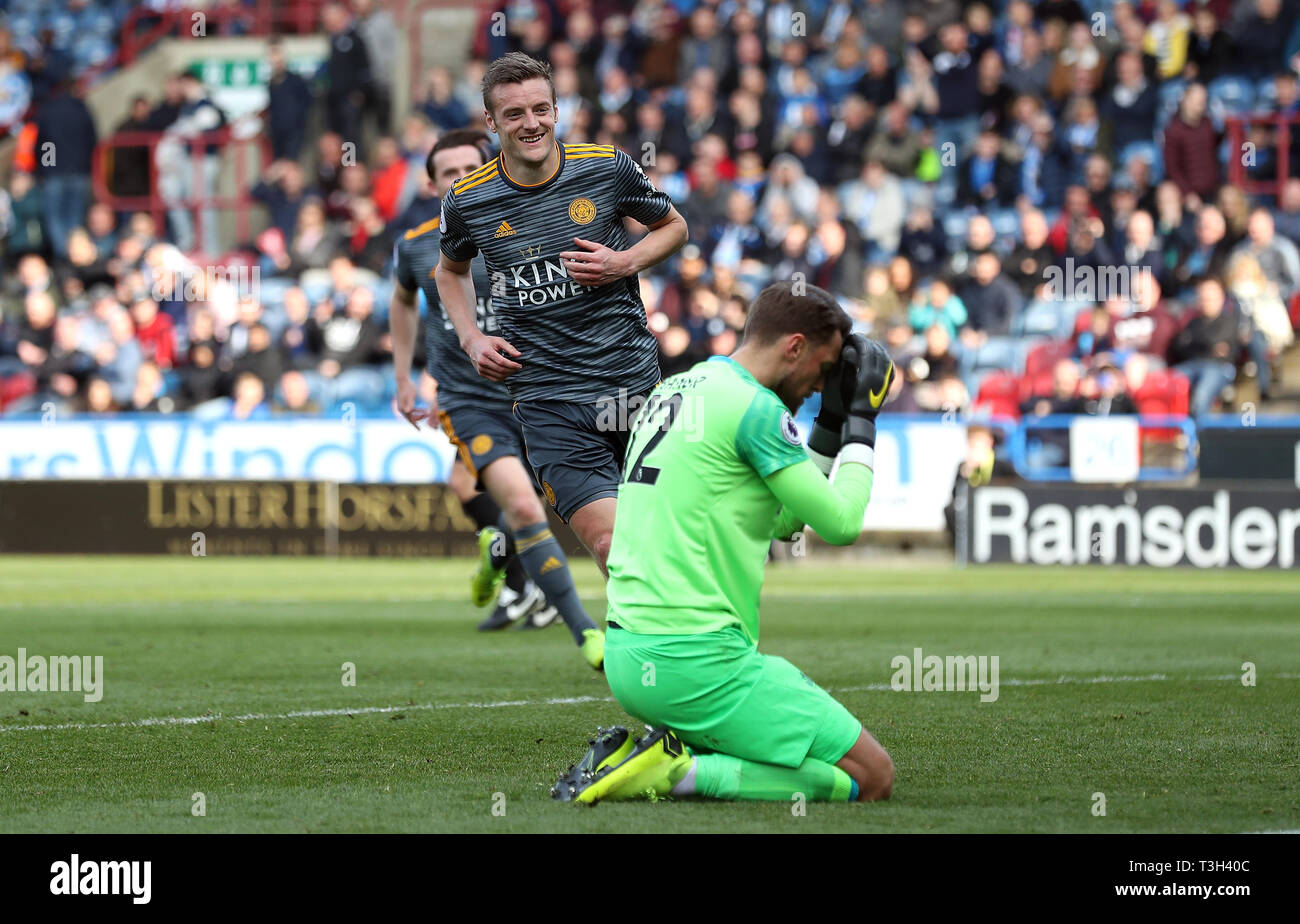 Von Leicester City Jamie Vardy feiert zählenden vierte Ziel seiner Seite des Spiels vom Elfmeterpunkt als Huddersfield Town Torwart Ben Hamer liegt während der Premier League Match am John Smith's Stadion, Huddersfield niedergeschlagen. Stockfoto