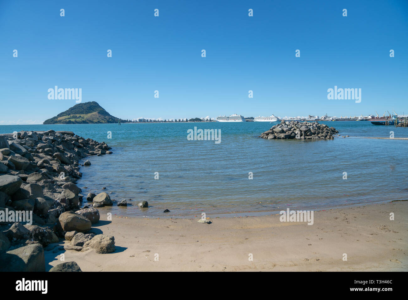 Über den Hafen von Tauranga Schwefel zu Sehenswürdigkeiten Mount Maunganui auf klaren Sommertag, Neuseeland Stockfoto