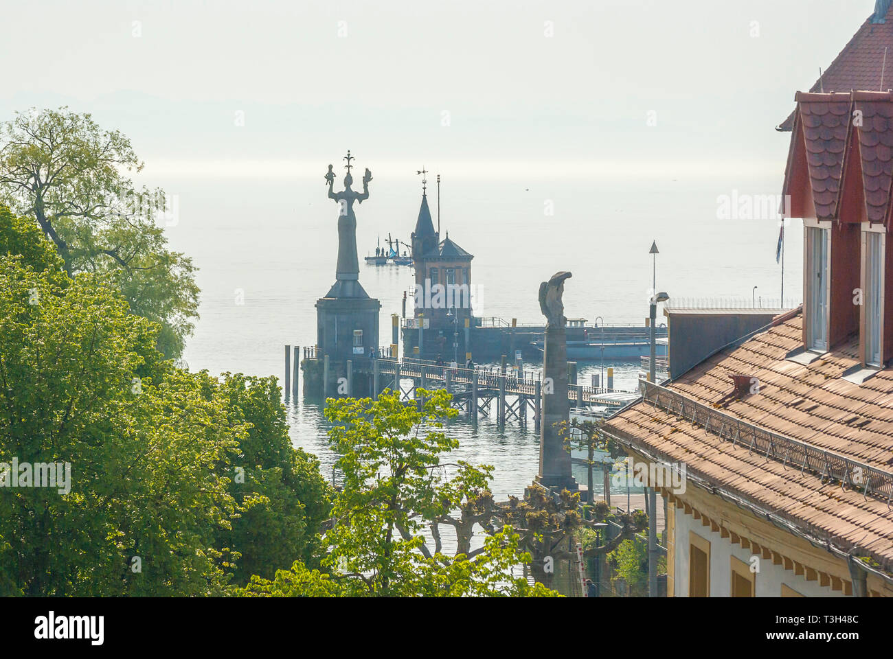 Blick auf den Leuchtturm und die Statue der Imperia von Peter Lenk im Hafen von Konstanz am Bodensee, Deutschland. Stockfoto