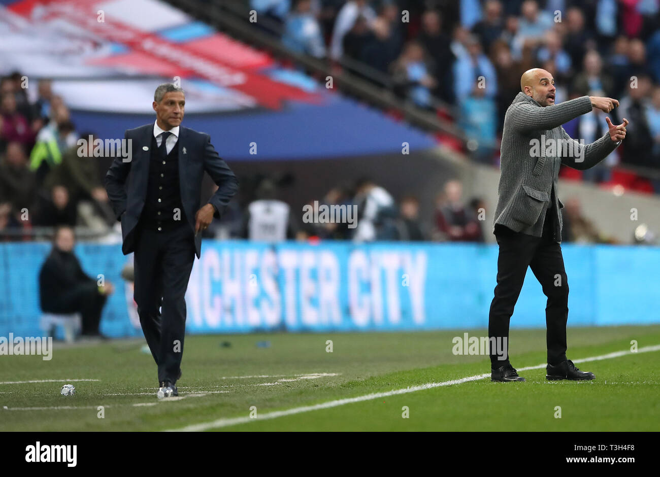 Brighton & Hove Albion Manager Chris Hughton (links) und Manchester City Manager Pep Guardiola während der FA Cup semi Finale im Wembley Stadion, London. Stockfoto