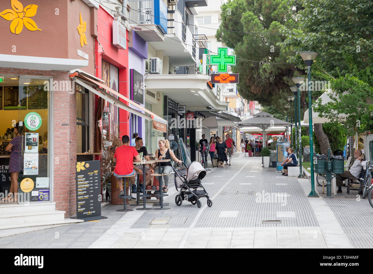 Griechenland, ALEXANDROUPOLIS - Juli 27, 2018: Die Menschen laufen über die Straße von Alexandroupolis downtown am 27. Juli 2018. Stockfoto