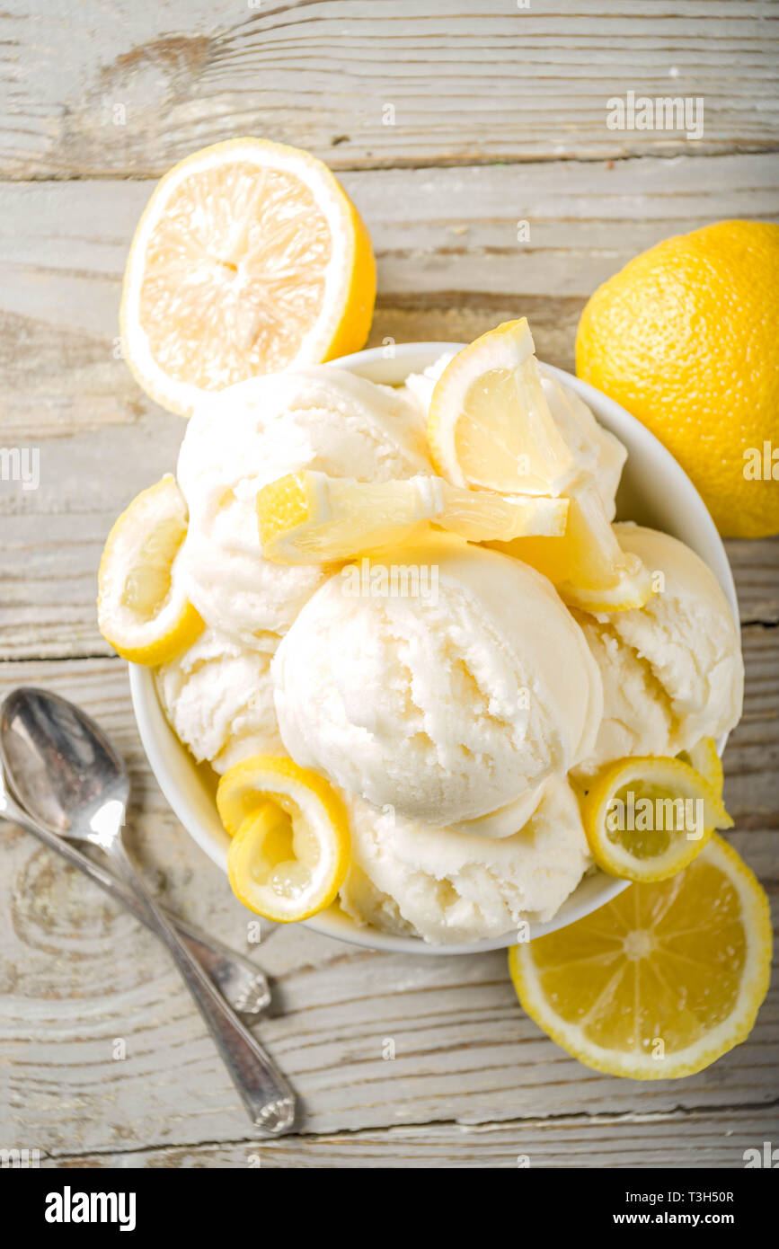 Hausgemachte Zitrone Vanille Eis mit frischen Zitronenscheiben. Süß und sauer Sommer Nachtisch. Holz- Background Copy space Stockfoto