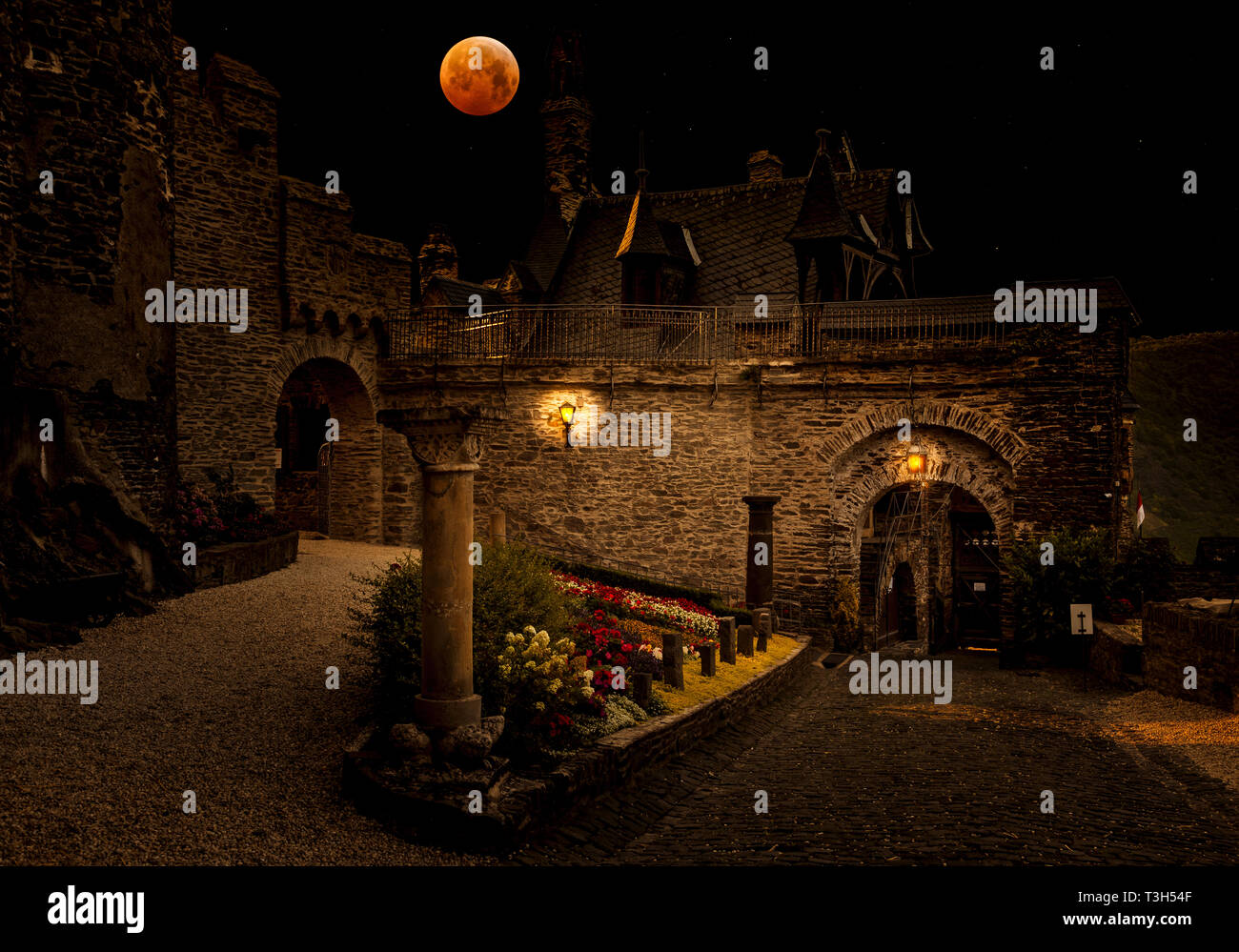 Blut Mond über mittelalterliche Stadt Stockfoto