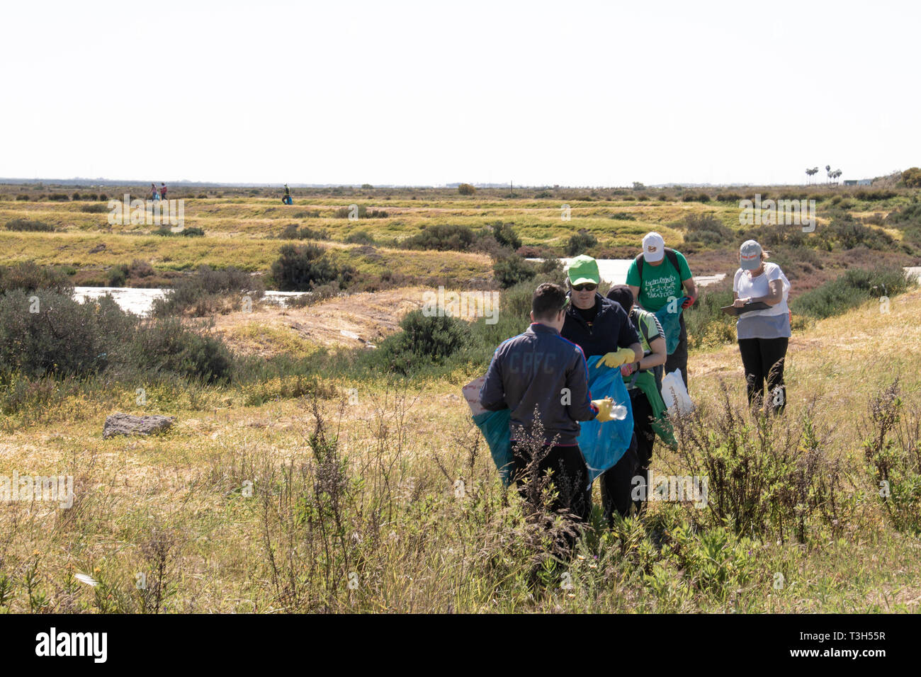 San Fernando, Cadiz, Spanien - 16. März 2019: freiwillige Menschen gingen in die natürliche Umgebung der Caño Carrascon, wo sie eine Menge Müll entfernt d Stockfoto