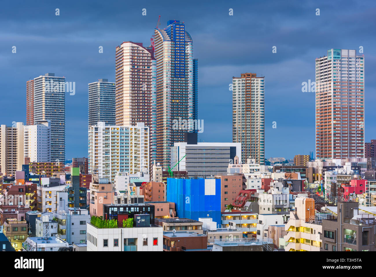 Kawasaki, Japan Downtown Skyline der Stadt in der Dämmerung in der Musashi-Kosugi Bereich. Stockfoto