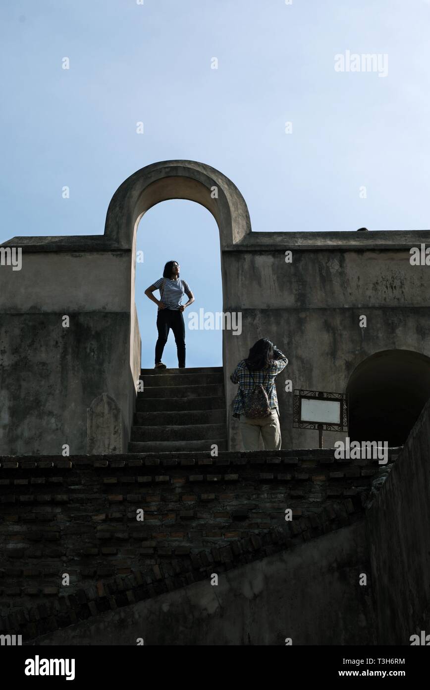 Junge Frau posieren für ein Foto bei der historischen Stätte Warungboto in Yogyakarta, Indonesien. Stockfoto